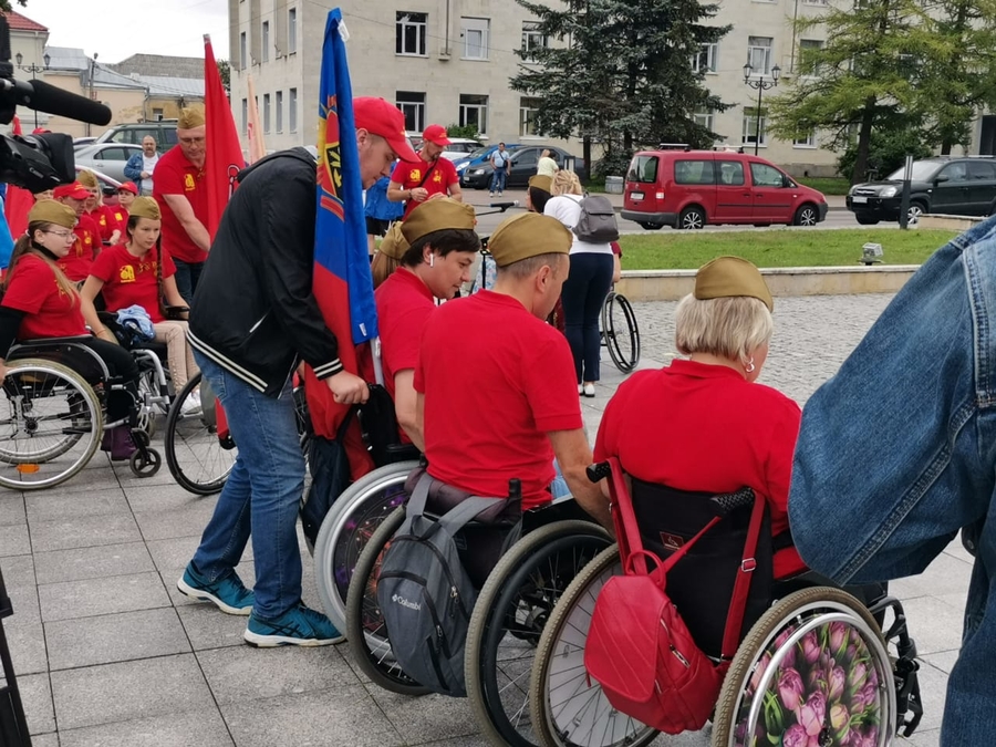 В Гатчине прошла Международная эстафета инвалидов-колясочников 